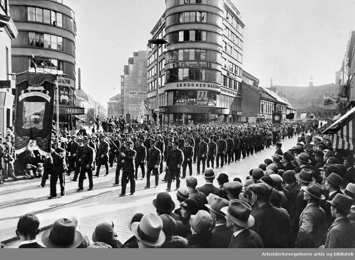 1. mai i Oslo, 1934. Oslo Sporveisbetjenings Forening (Nå Oslo Sporveiers Arbeiderforening) i demonstrasjontoget. Storgata
