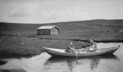 Oppland, Vestre Gausdal. Fire unge jenter i en robåt på Horn