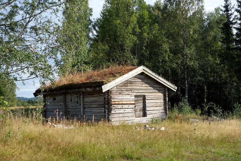 Bildet viser et laftet hus