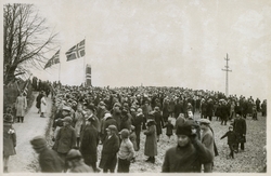 Flaggdekket bautastein med tilskuere (Bilde 1) - Roald Amund