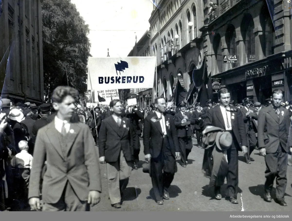 Arbeider- og bondetoget, 2 juni 1935. Seksjon fra Buskerud. Nr. 2 fra venstre: Konrad Knudsen. Nr. 2 fra høyre: Sverre Nakkerud. Universitetsgata