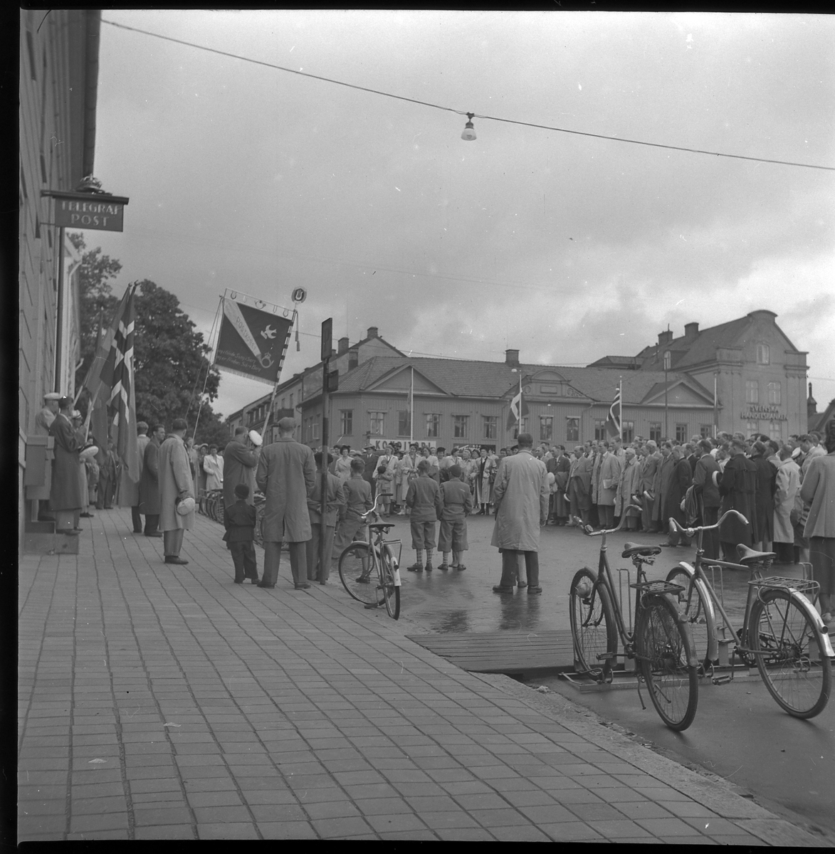 Samling på Stora torget framför post- och televerket, maj 1950. En kör, troligen från Norge, framträder.