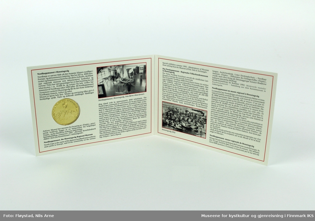 En jubileumsmedalje i sølv med gravert dekor. Medaljen er plassert i etui utformet som et suvenirsett fra Nordkappmuseet.

Medaljen består av sterlingsølv (925 S). Den har en diameter på 31 millimeter, med en tykkelse på 1,5 millimeter og en vekt på 6,4 gram. Medaljen er produsert i et begrenset opplag av Den Kongelige Mynt, i forbindelse med Nordkappmuseets 10-års jubileum 1982–1992.  

Medaljens advers (framside) er gravert med motiv av Nordkapplatået og havet i forgrunnen, med "NORDKAPP 1992" gravert ved siden av. Medaljens revers (bakside) er gravert med en kartskisse over Finnmark og "NORGE" på den nedre halvdelen. På den øvre halvdelen er det gravert "NORDKAPPMUSEET HONNINGSVÅG", i tillegg til museets logo som er et øsekar. Medaljen er designet av Danuta Haremska.     

Medaljen ligger i et rektangulært etui utformet som en liten turistbrosjyre, med trykt foto- og postkortmotiv av Nordkapplatået, Honningsvåg og Nordkappmuseet, i tillegg til informasjon om Nordkappmuseet og Nordkapps historie. Informasjonen er skrevet på norsk, engelsk, tysk, fransk og italiensk.