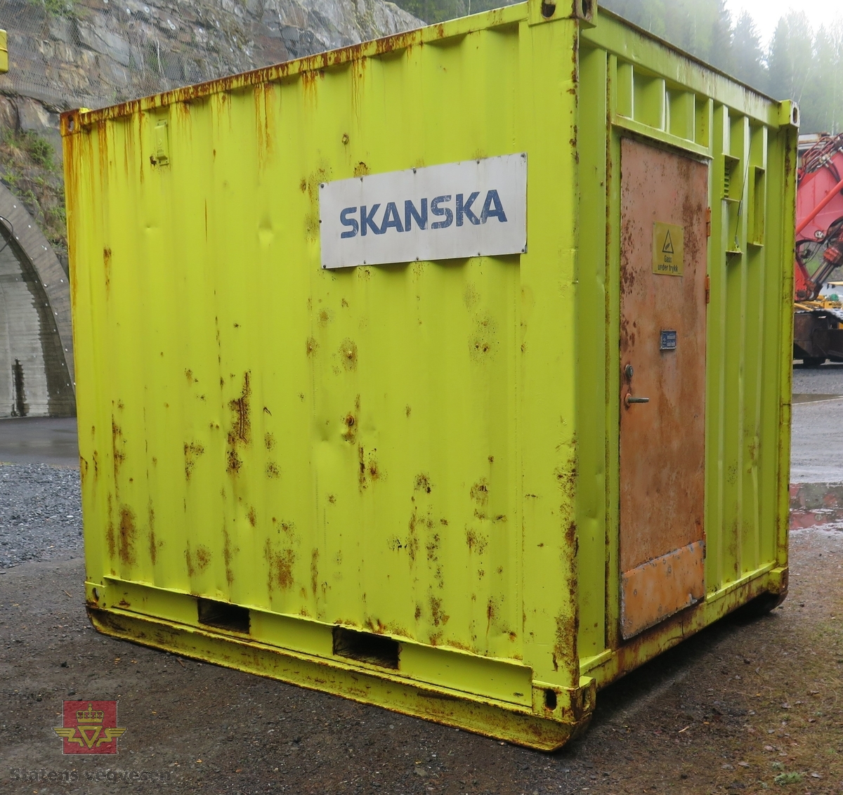 Grønn container. I containeren skal det være surstoff, førstehjelpsutstyr og vann.