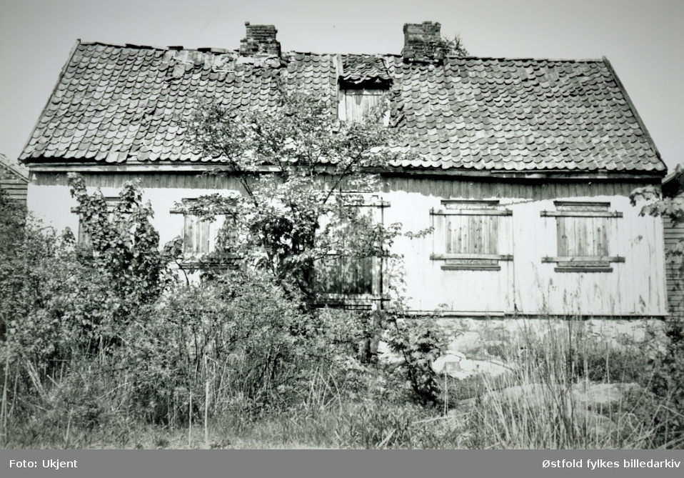 Buvig-gården på Alvim, gammel skipperbolig. Sett fra Fredrikstadveien i Sarpsborg 1970.