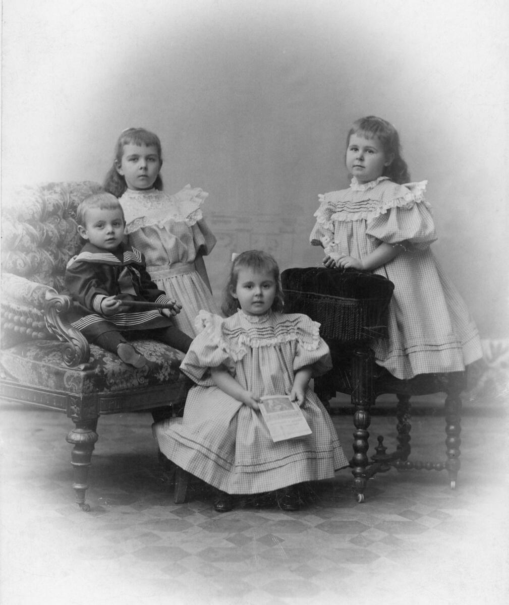 Fotografi från August Bondesons vänkrets. Anteckning på fotots baksida: "Till vår egen Onkel [oläsligt ord] från hans små. Ester, Greta, Ingrid och Ralph."