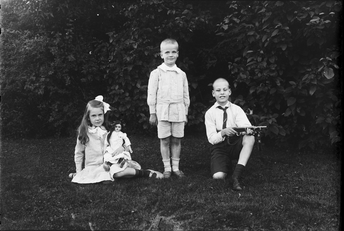 Tre barn på gräsmatta, Östhammar, Uppland