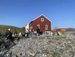 Fuglenesodden i sollys, mange mennesker tilstede.