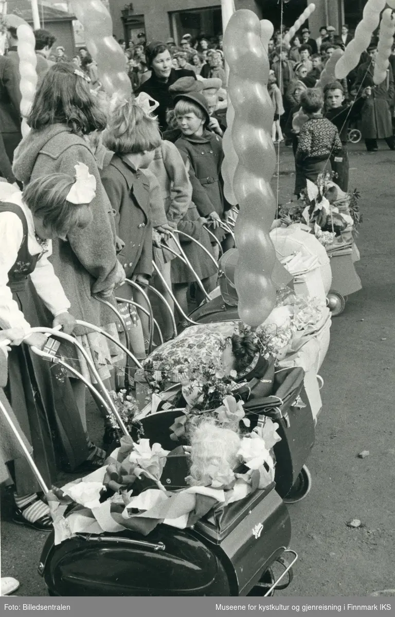 Nordkappfestivalen 1956. Jenter med dukkevogner venter på å delta i 'dukkevogntoget' i Storgata i Honningsvåg. 30.06.1956.