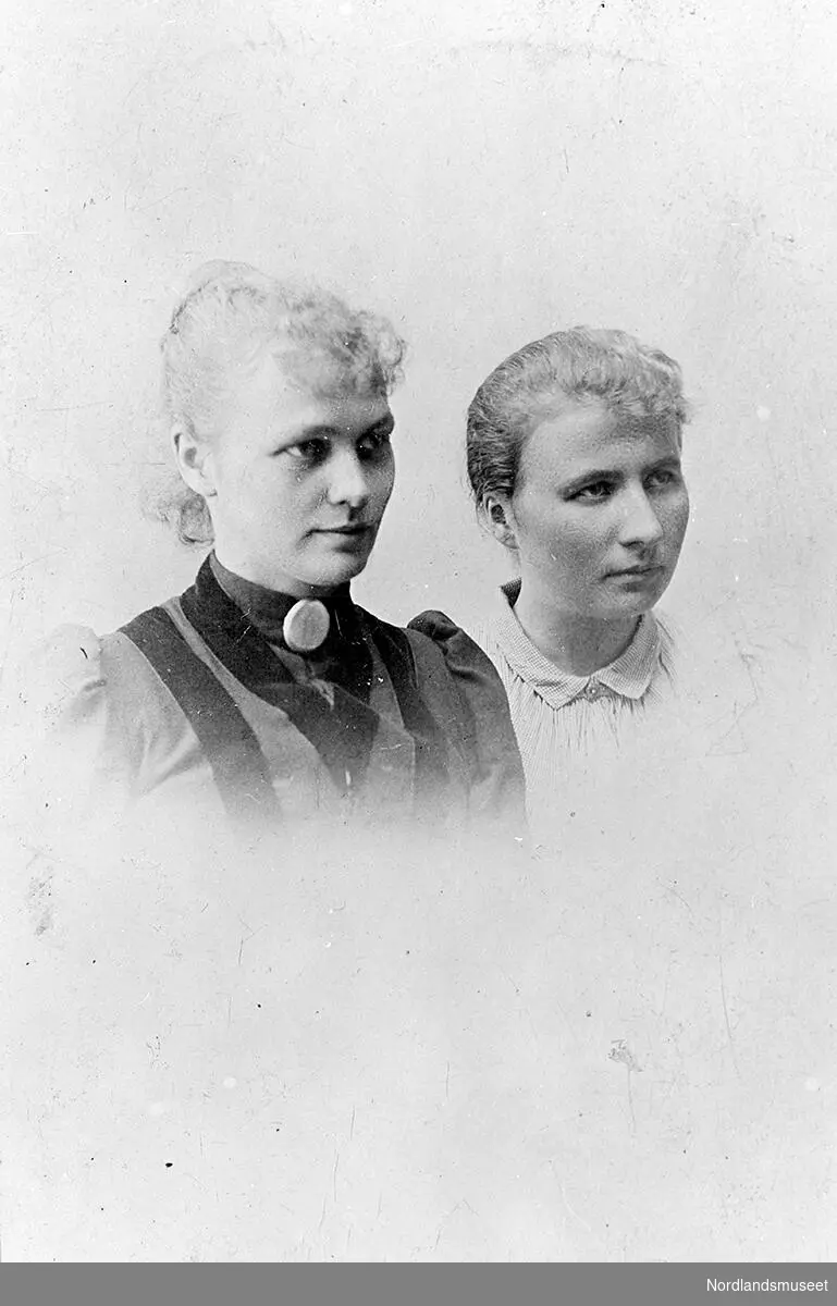 Portrett av to kvinner, begge ukjente. Kvinnen til venstre har en stor nål i halsen.