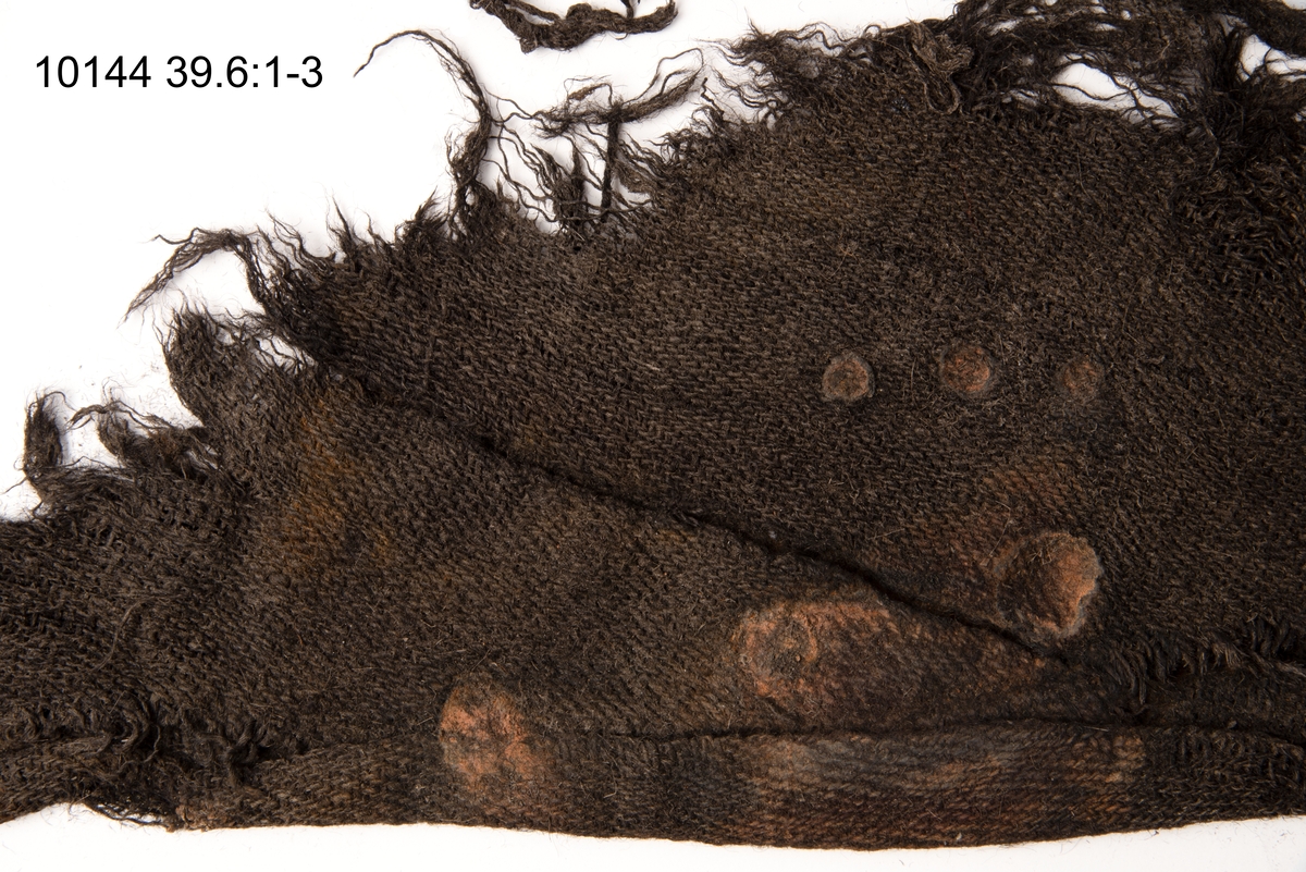 I styrplikten på styrbord sida i skeppet hittades mänskliga kvarlevor från "skelett F", även kallad Filip. I samband med skelettet hittades bland annat textilfynden 10144 och 10140. Fyndnummer 10144 består av 22 fragment av ull vävt i 2/1-kypert som ursprungligen har varit en tröja. Idag finns endast delar av en vänsterärm, tre skört och vad som kan vara del av ett framstycke bevarat. De övriga fragmenten är så pass trasiga att det inte går att avgöra vad de har varit. Ärmen är en ensömsärm som har en kil inlagd vid överarmen. Detta har troligen gjorts som ett sätt att spara och hushålla med det tyg man hade. Vid handleden är ärmen öppen med ett sprund som ursprungligen har gått att stänga med hjälp av en hyska och hake. Ärmen har ett antal rödorangea runda metallavtryck som sitter med jämna mellanrum, detta kommer möjligen från knappar som legat emot textilen.

För mer detaljerad information från textildokumentationen (år 2023) se länkade filer.