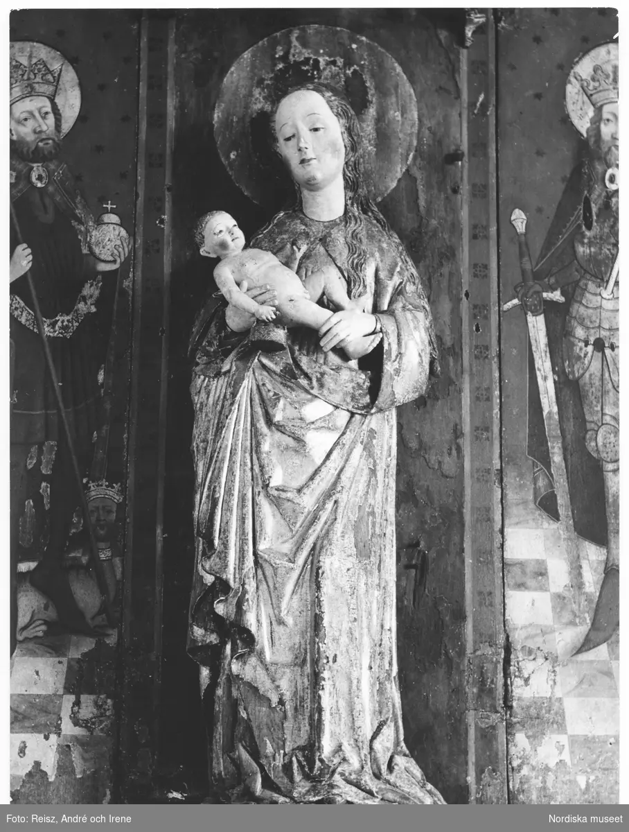 Östergötland. Skulptur av Jungfru Maria med Jesusbarnet i famnen i Risinge gamla kyrka även kallad Sankta Maria kyrka från senare hälften av 1100-talet.
