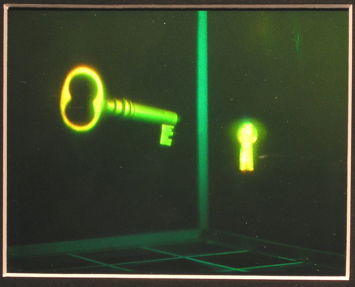 Pseudofargehologram av svevende nøkkel foran lysende hull. To farger framkommet ved to eksponeringer med mellomliggende kjemisk behandling av filmen.