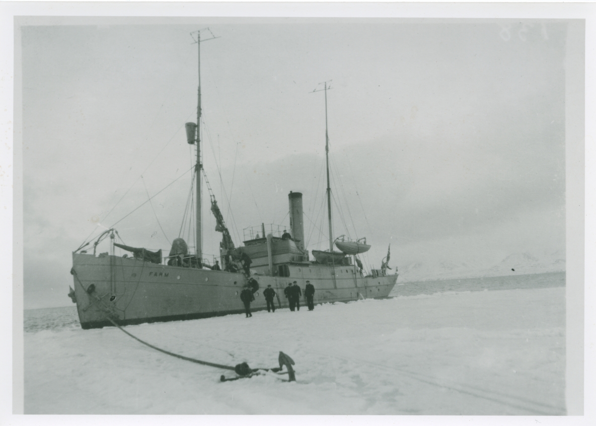 Amundsenekspedisjonen 1925. Farm ved iskanten. Bilder fra album som tilhørte Johan Mattson. Fotograf er Amundsens medbragte fotograf, navn ukjent.