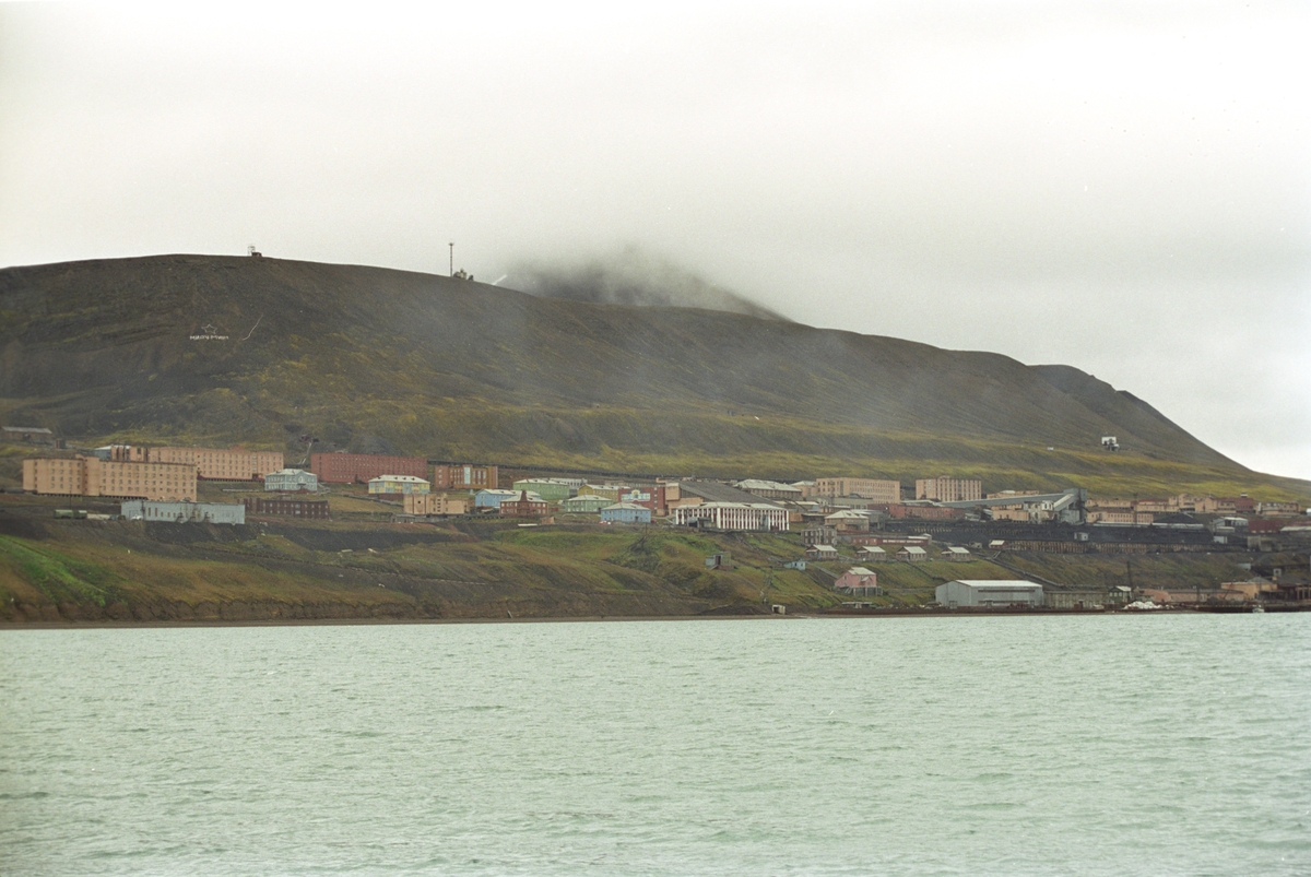 Barentsburg. 2 positivkopier.