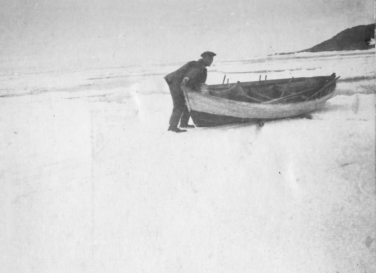 Nøis. Norsk fangstmann. Bilder etter Albert Edwin Nicholls, født i London 1905, død 1981.Emigrerte til Australia i 1969. Nicholls jobbet som ineniør på Svalbard i 1925-26 for Anglo Russian Grumant Company Ltd (ARG co.Ltd)