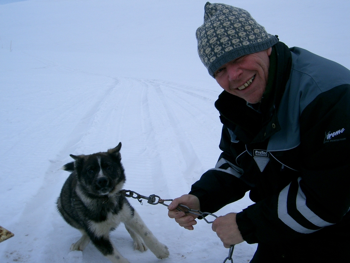 Veterinærtur i Barentsburg. Mann med polarhund.