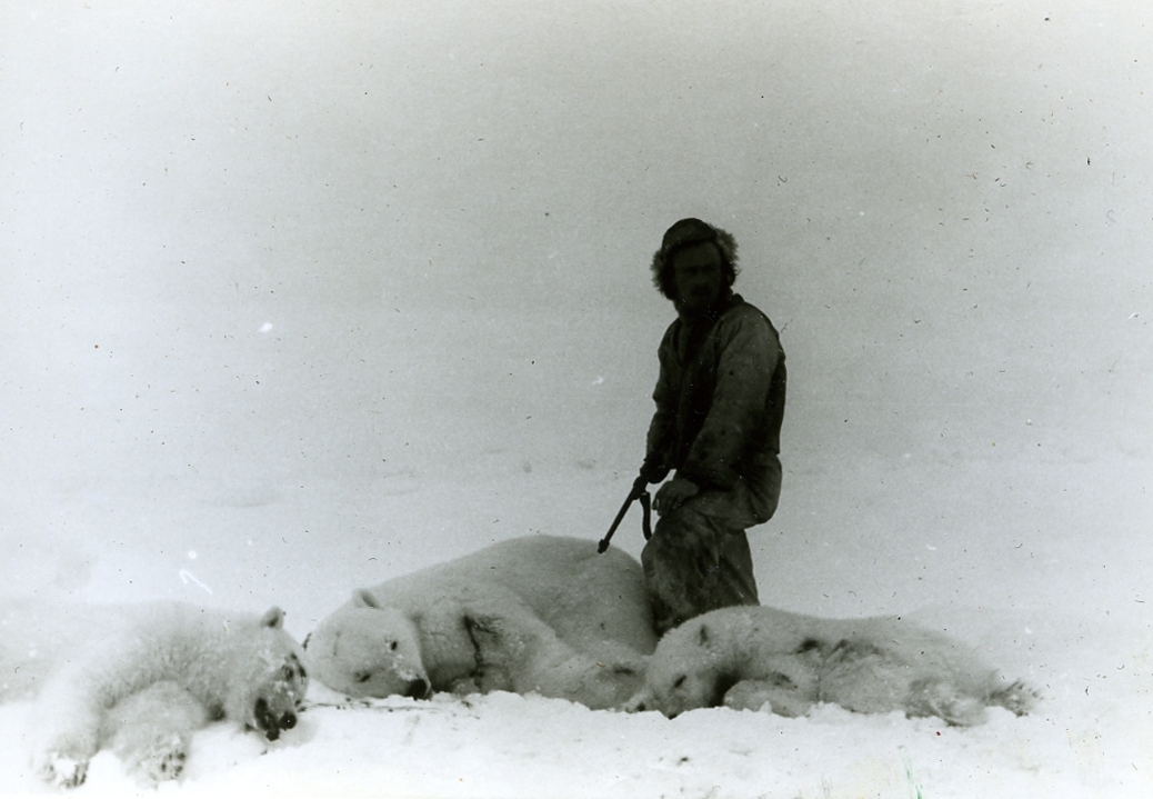 Foto fra album etter Olav Bjåen. Han lå på fangst på Halvmåneøya sammen ...