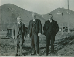 Svalbard Ligningsråd i Advent Bay, august 1928. Christopher 