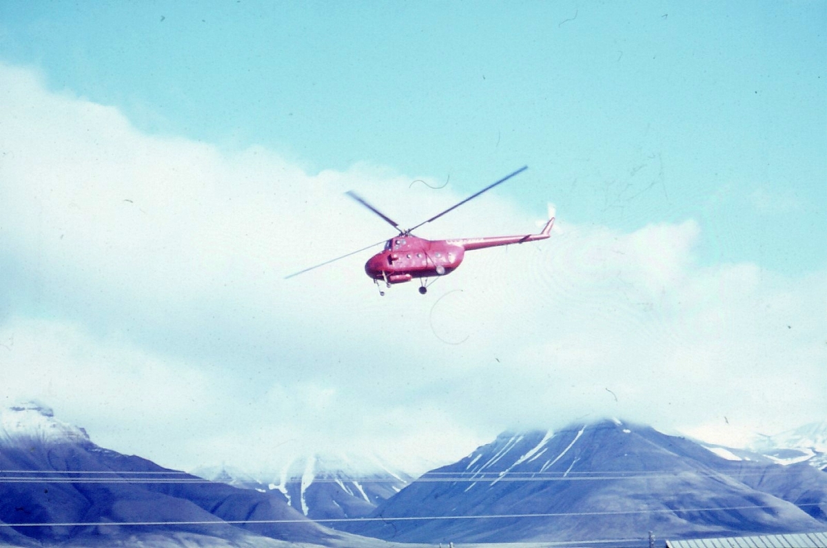 Russisk helikopter. Bilde fra Bjørnar Nilsen, sønn av stiger Johannes Nilsen Støpseth som kom opp i 1948 og var her i 40 år.
