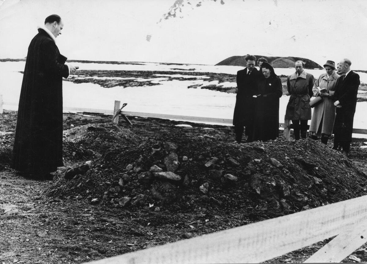 Begravelse eller minnemarkering i Ny Ålesund ca.1959. Bildet er tatt av redaktør Sulutveit i Kooperatøren, foto nr.258. Presten er Erling J. Nødtvedt.
