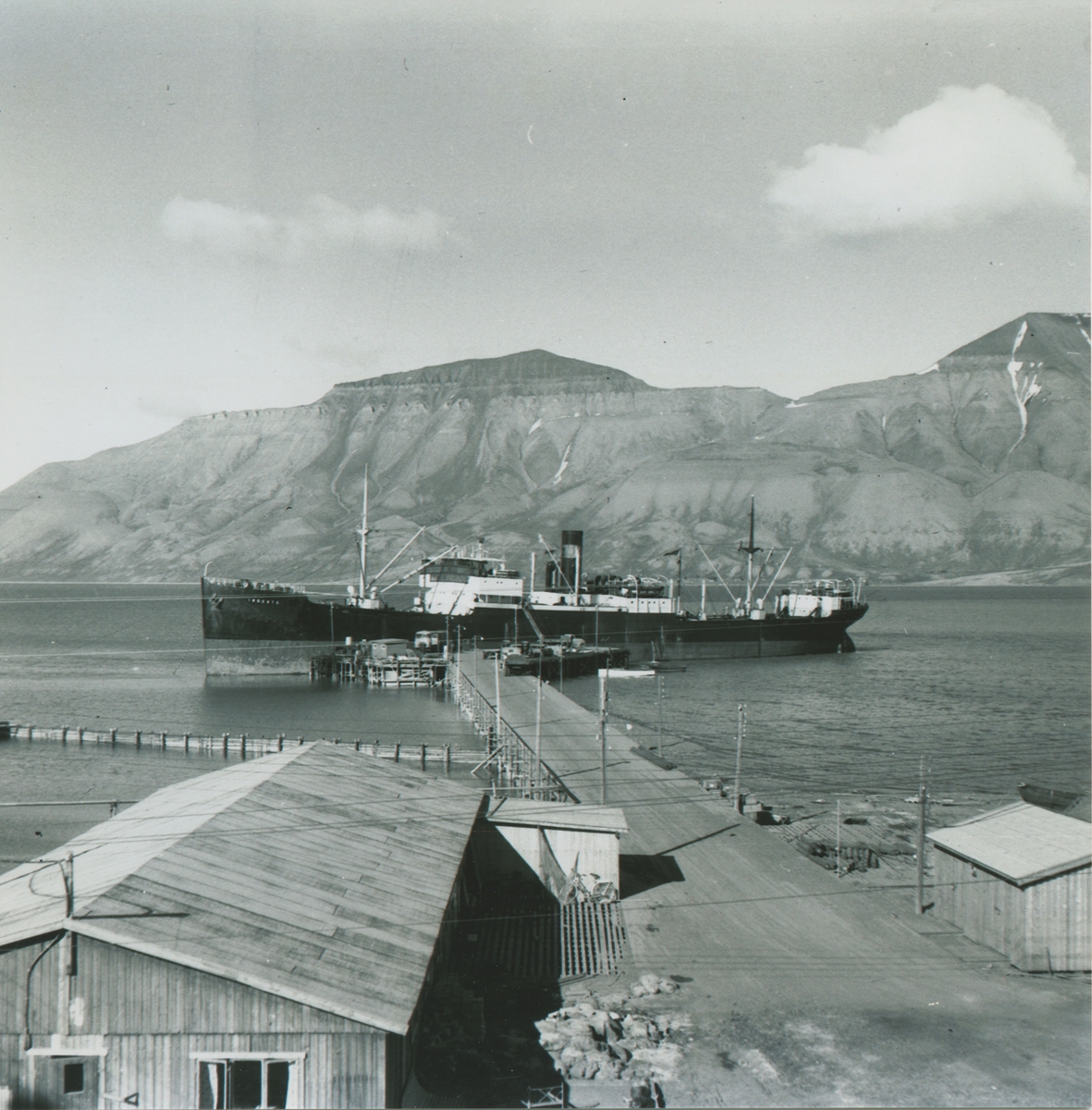 D/S Ingerto kommer med ny buss til Longyearbyen i 1958