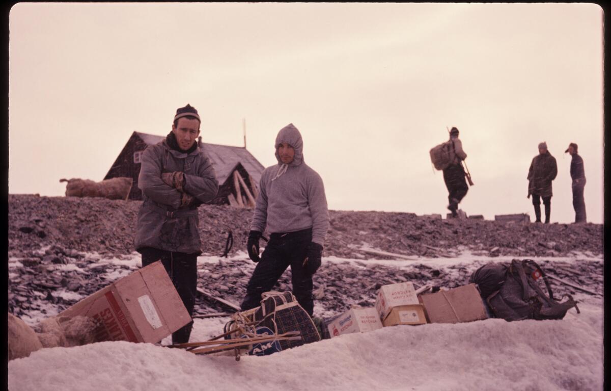 Engelskmannen Paul Adams overvintret med Hilmar Nøis i 1958/59 på Fredheim. Han lærte å drive fangst, og de to følgende vintrene overvintret han med sine egne lærlinger. Dette bildet er sannsynligvis fra høsten 1960.
