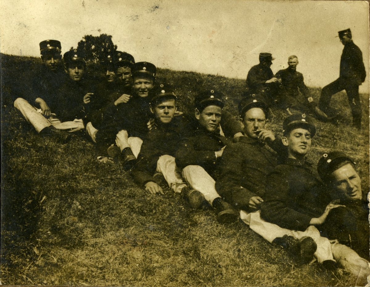 Elever ved rekruttskolen på Fredriksvern sommeren 1919. Stang nummer to nedenfra.
