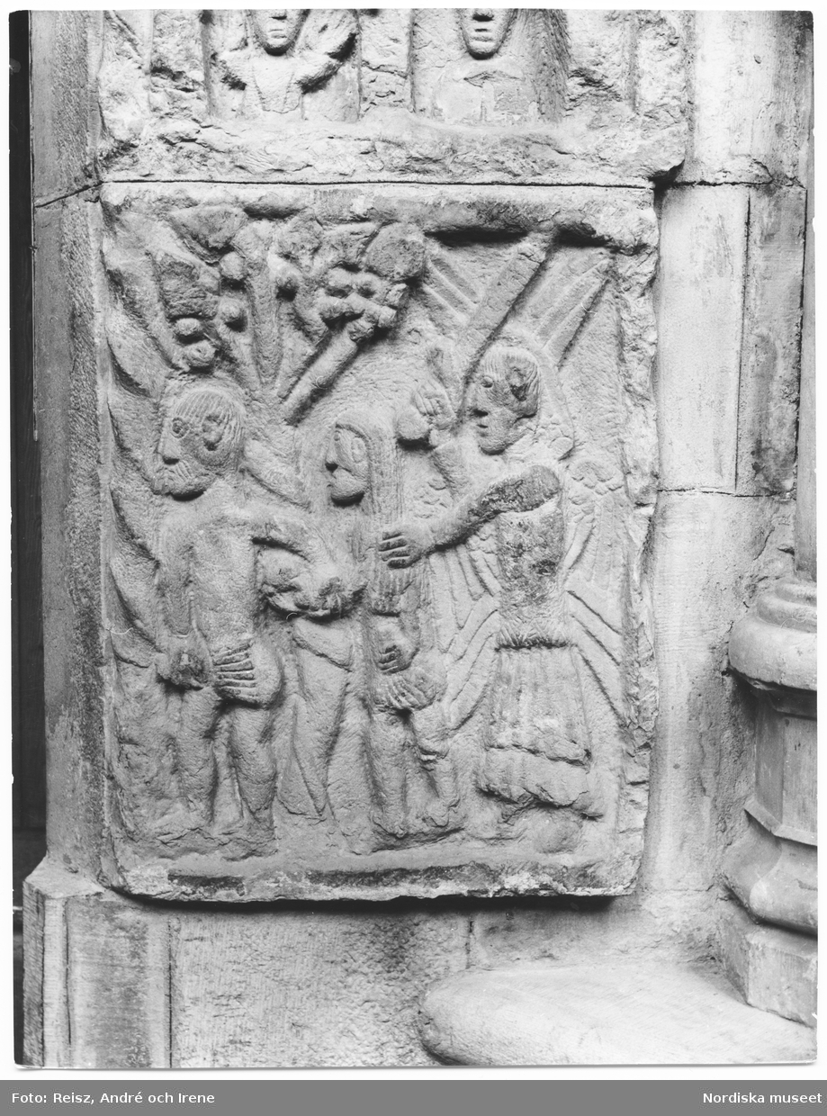 Västergötland. Stenrelief från 1100-talet föreställande Adam och Eva som drivs ut ur paradiset i Skara domkyrka.