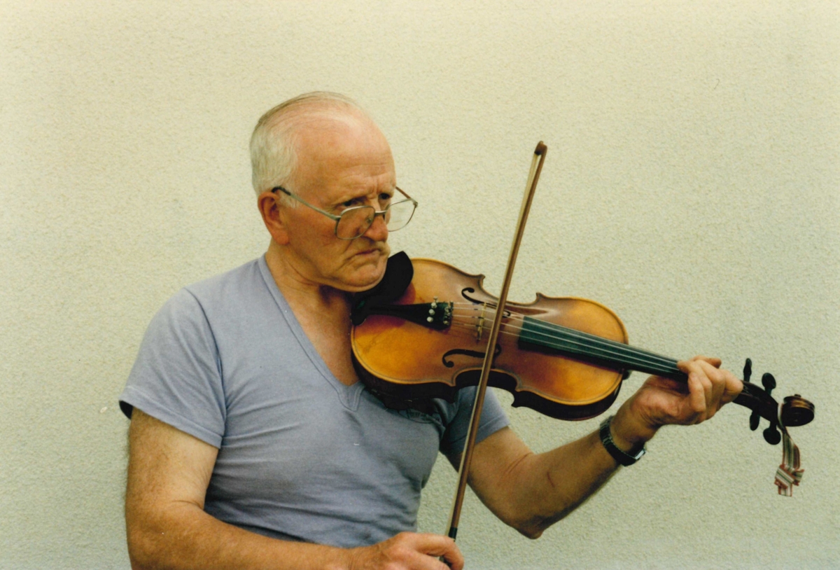 Inspelning med Gunnar Löfblad. Inom Folkmusikprojektet gjordes från 1976 och några år framåt, inspelningar på magnetband när spelmän berättar om sitt musicerande och spelar låtar på sina instrument. På några av inspelningarna förekommer även sång och dans.