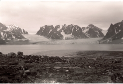 Graver ig isbre i Magdalenefjorden sommeren 1958.  Soknepres