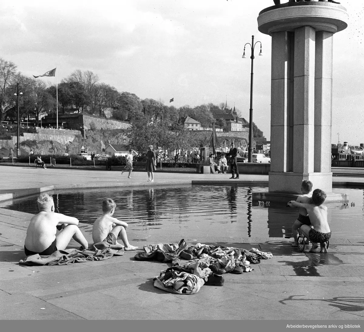 Badeliv på Rådhusplassen. 14. mai 1960