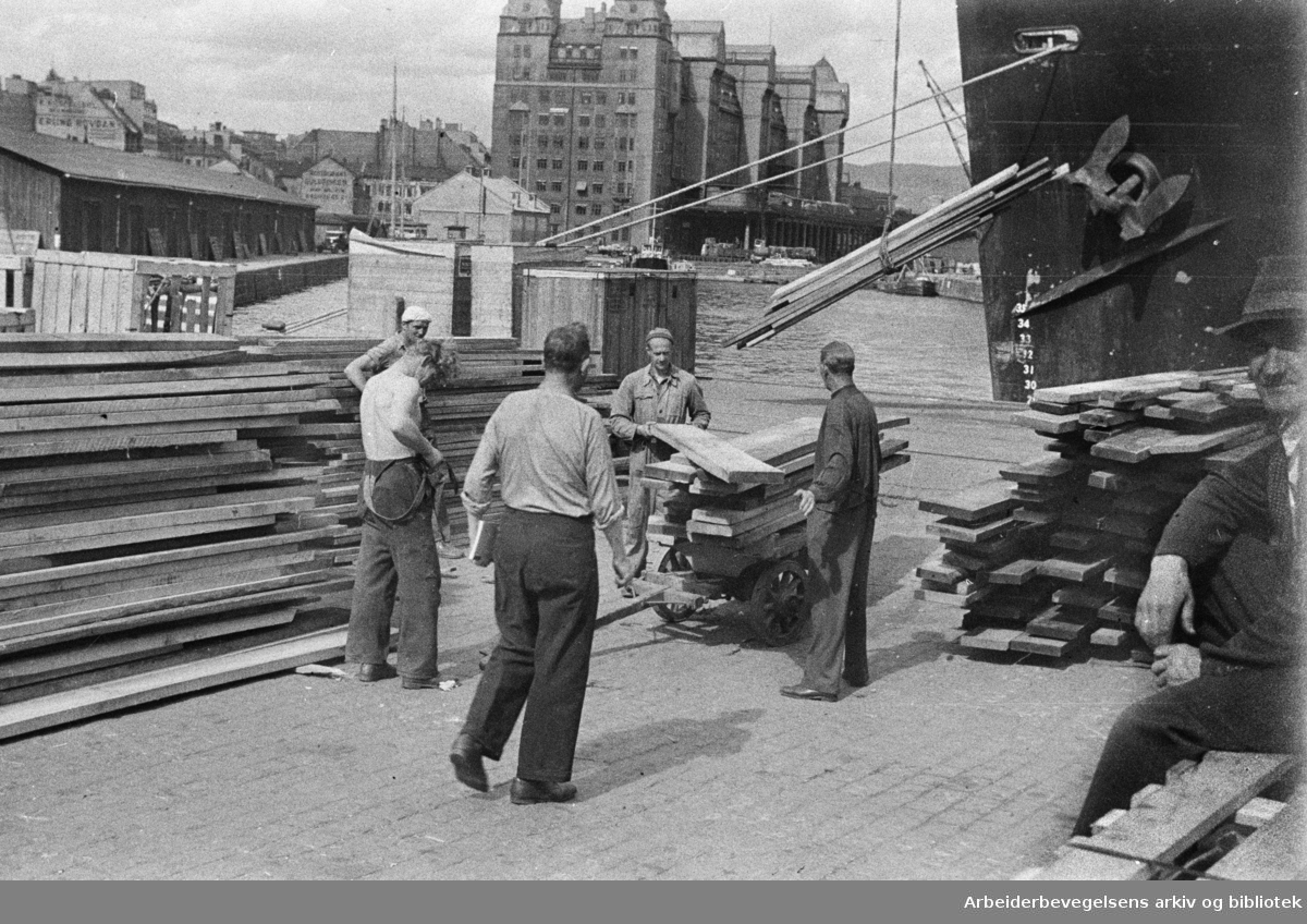 Bryggearbeidere, lasting og lossing. Oslo Havnelager. Sommeren 1946