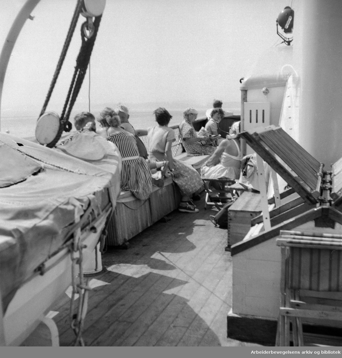 Med båten til Langåra, formelt Nordre Langåra. Øy i Indre Oslofjord. Juni 1953