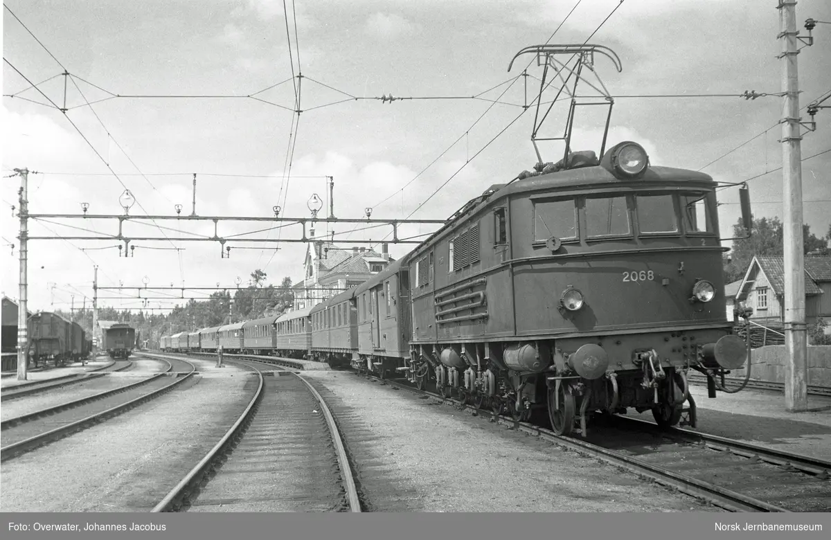 Elektrisk lokomotiv El 8 2068 med hurtigtog til København, tog 141, på Kornsjø stasjon