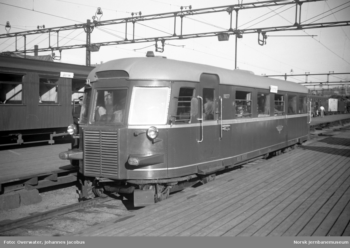Dieselmotorvogn litra Cmdo 7 nr. 18277 med persontog til Fagernes på Oslo Østbanestasjon. I bakgrunnen tog til Jaren