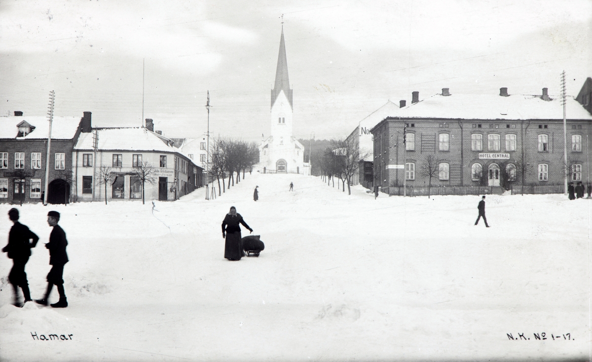 Postkort, Hamar, Stortorget, slakter John. Kristiansen i Jønsrudgården, Kirkegata, Hamar domkirke, Hotel Central i Munchgården, vinter,