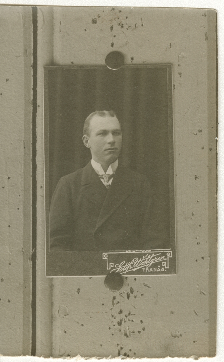 Porträttfotografi av gårdsägare Oscar Elf, omkring 1911.