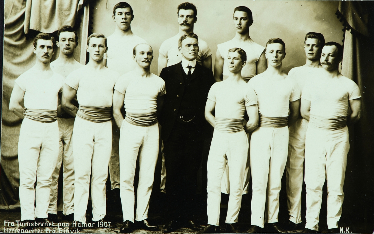 Postkort, Hamar, Utstillingsplassen, Det 6. nasjonale turnstevnet på Hamar i 1907, gruppe 12 herreturnere fra Gjøvik,