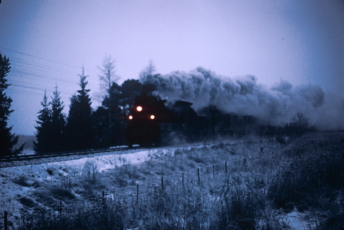 Damplokomotiv, trolig type 26c, med godstog på Solørbanen