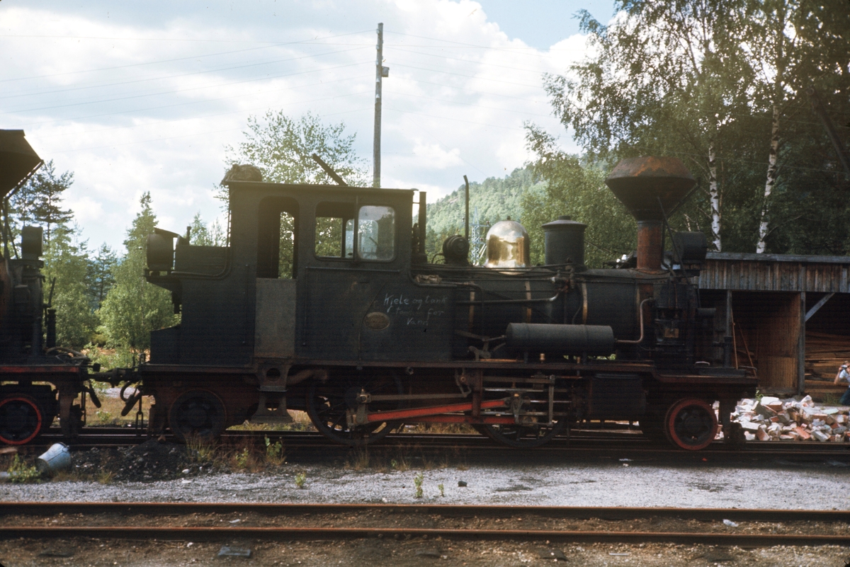 Setesdalsbanens damplokomotiv type XXII nr. 6 utenfor lokomotivstallen på Grovane
