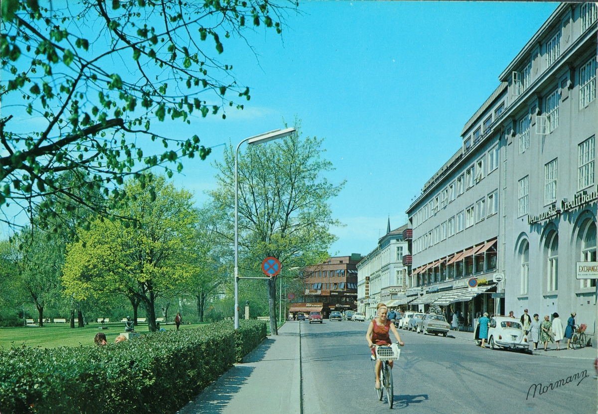 Postkort, Hamar, Strandgata 41, Den norske Creditbank, dame på sykkel,