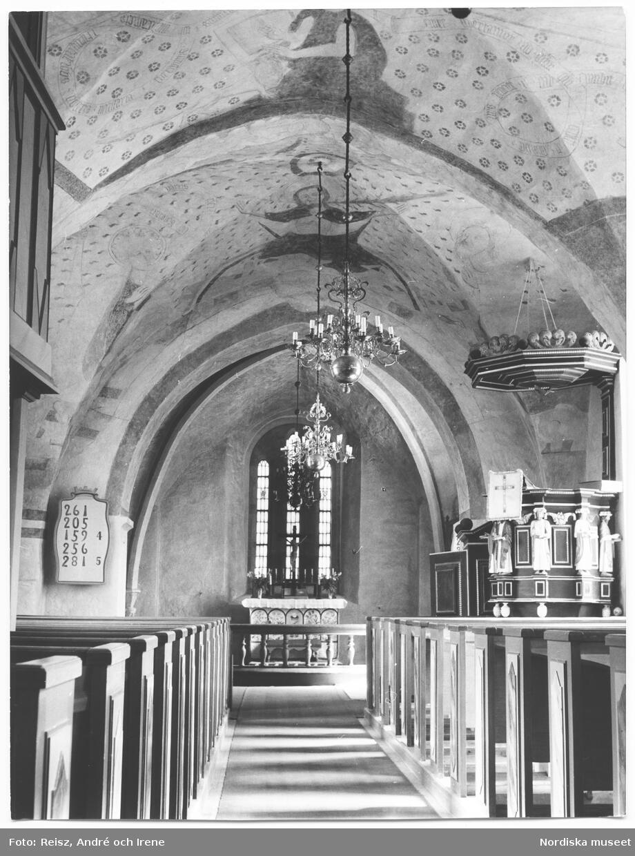 Västergötland. Interiör av Södra Vings kyrka vars äldsta delar är från 1130-talet.