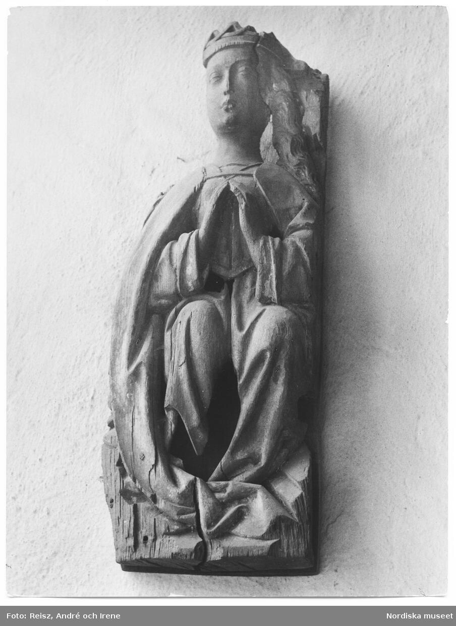 Västergötland. Madonnaskulptur i ek från 1400-talet i Södra Vings kyrka.