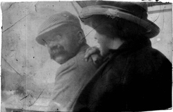 Christian Frederiksen med ei av døtrene på Bergenstur i 1914