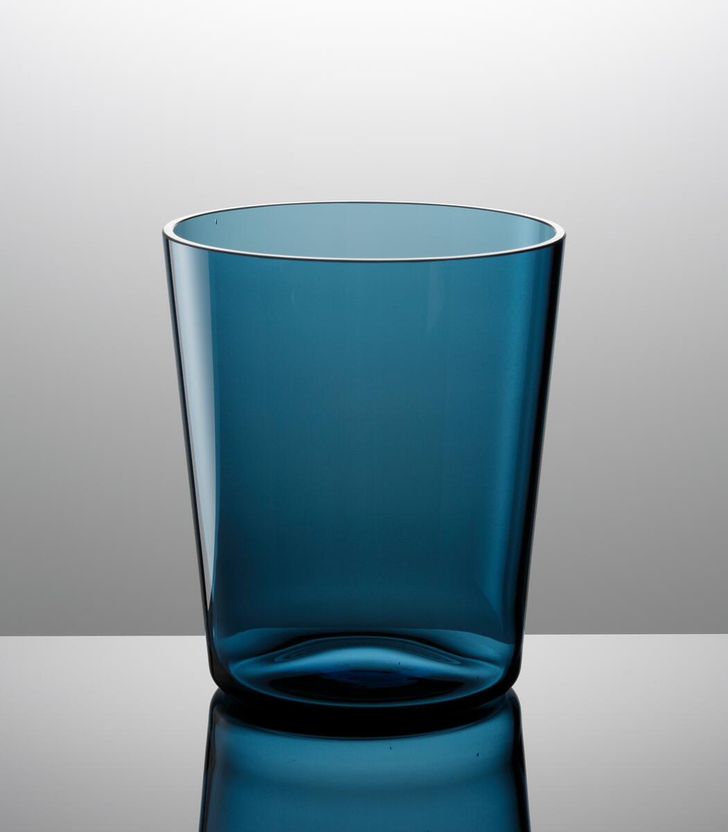 Formgivare: Nils Landberg. Stålblå vas med närmast cylindrisk form.