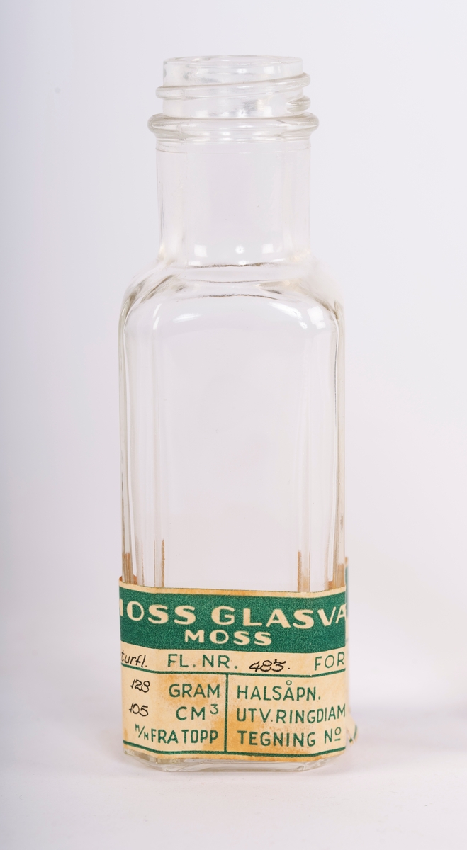 Åtte-kantet glassflaske med rund hals i klart glass fra Moss Glasværk.