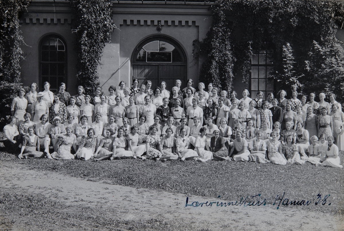 Postkort, Hamar lærerskole, Holsetgata 31, stor gruppe kvinner, "lærerinnekurs 1938", 
sommerkurs for lærere,
