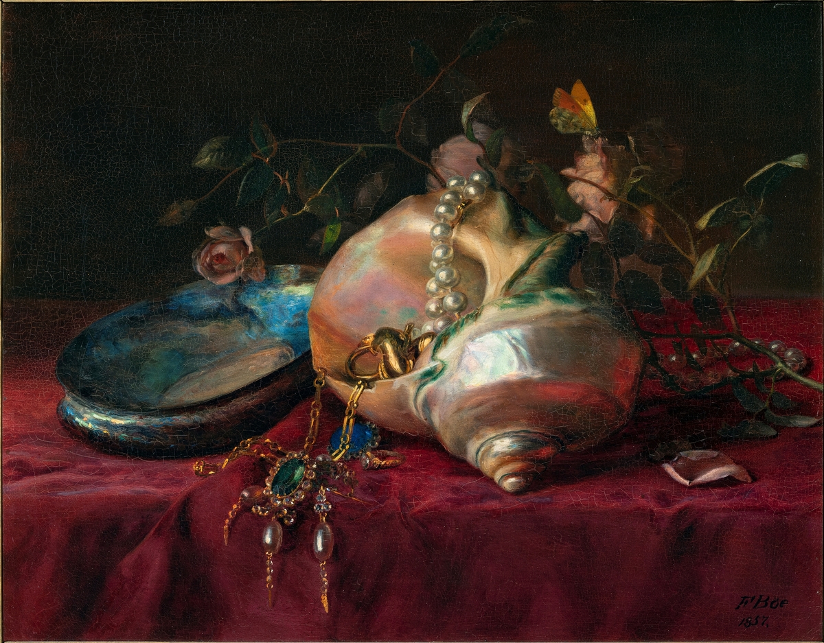 Konkylier, smykker og en kvist røde roser på et bord med fløyelsduk