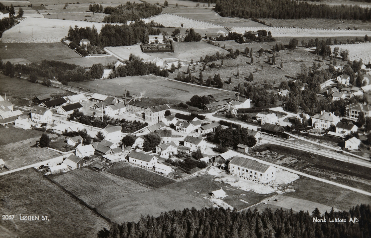 Postkort, Løten sentrum, flyfoto, i forgrunnen Bøndsen, Bøndenes Hus som ble innviet i 1935,
